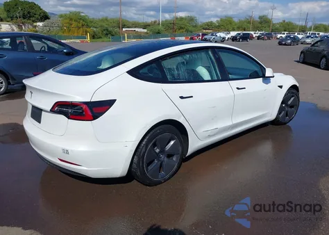 2022 Tesla Model 3 Rear-Wheel Drive z USA, uszkodzony, nr VIN 5YJ3E1EA1NF241533